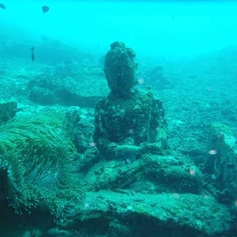 海底遺跡の仏像