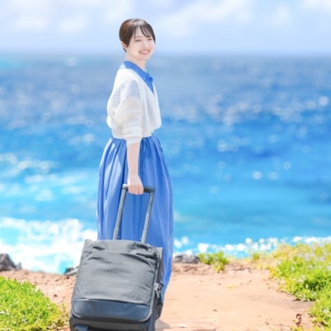 旅先で微笑む女性