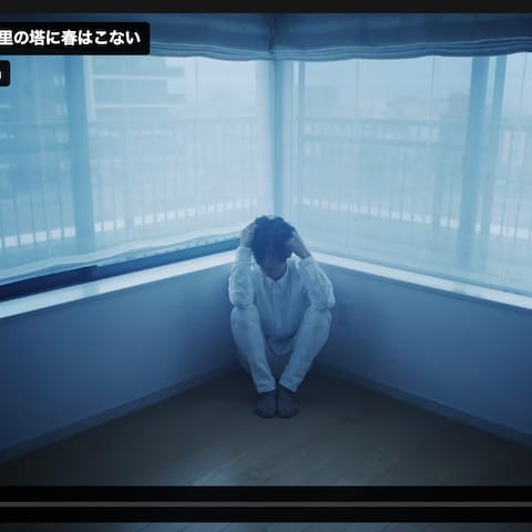 みどり蹲う千里の塔に春はこない