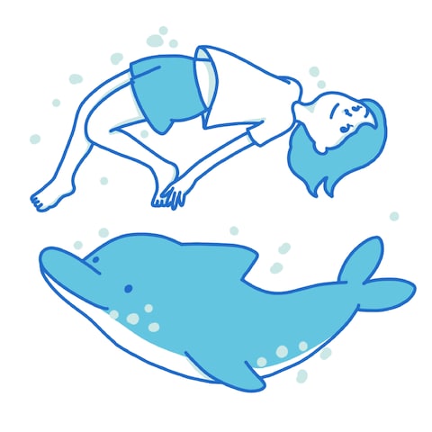 イルカと泳ぐ女の子