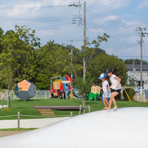 子どもが大好きなふわふわドームを取り入れた公園のリニューアル