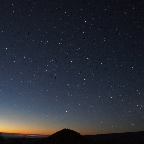 夜空に輝く星がアナタを見ています。