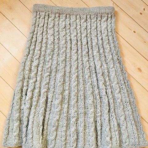 棒針編みのニットスカート