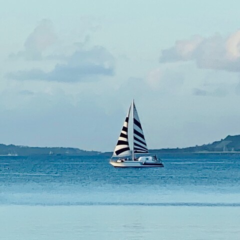 海に浮かぶヨット