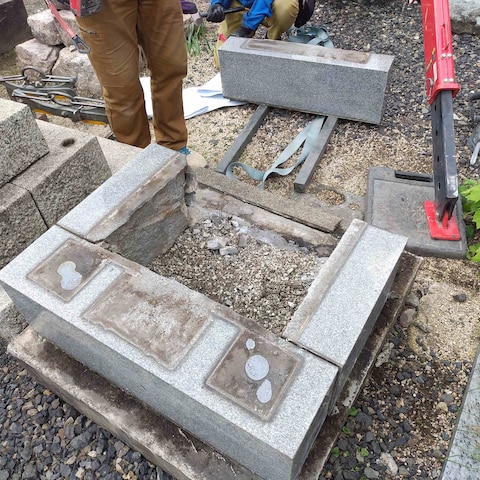 お墓の解体作業、墓じまい