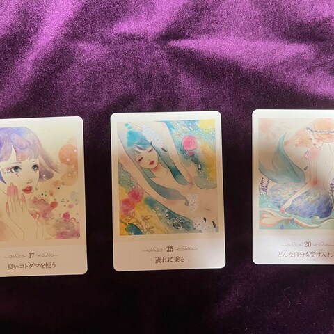 可愛らしいオラクルカードも所持しています。