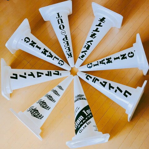 カラーコーンへのステッカーデザイン