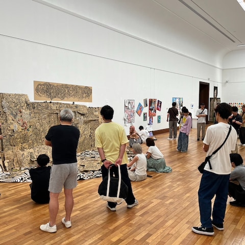 京都市京セラ美術館にて、自身の作品解説の様子