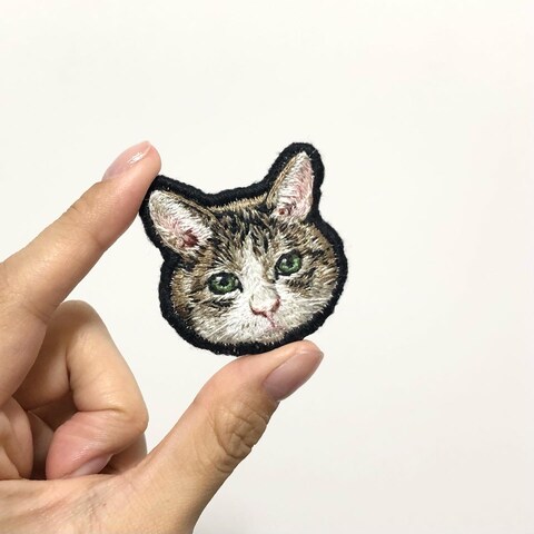 ネコちゃんの手刺繍ブローチ