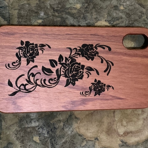 バラをモチーフにレーザー彫刻をしたiPhoneケース