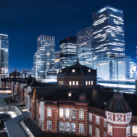 光り輝くビルと共に東京駅夜景
