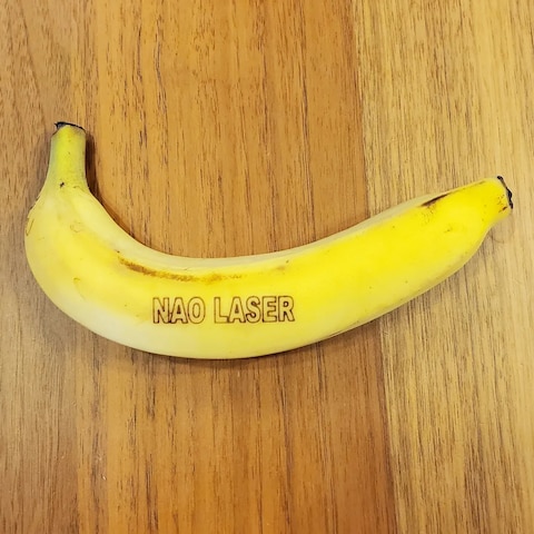 レーザー彫刻でのバナナへのロゴ焼き付け