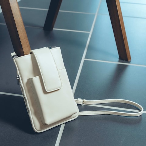 ショルダーバッグ　ブランドイメージスチール
