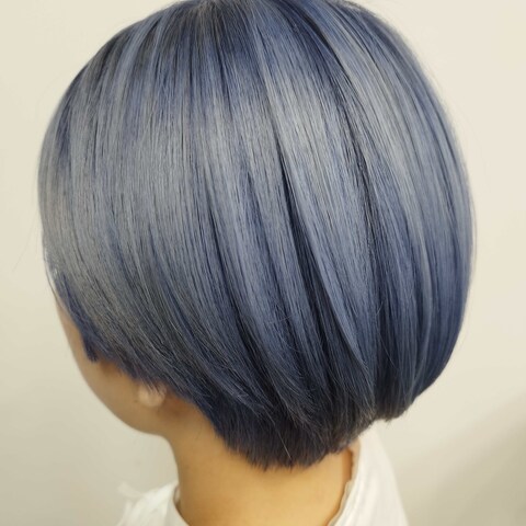 エメラルドブルー