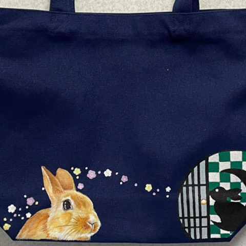 かばんに可愛いウサギを和風に描きました