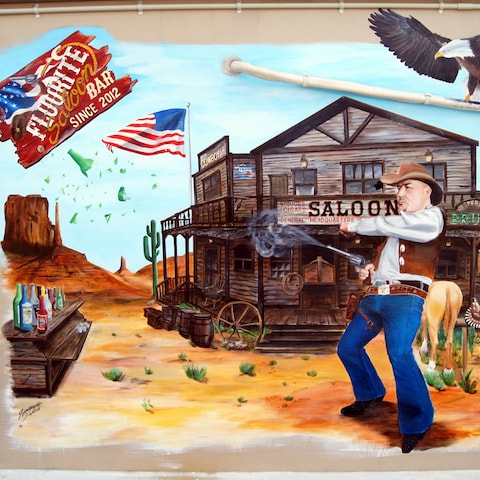 お店の外壁にアメリカンな絵を手描きしました