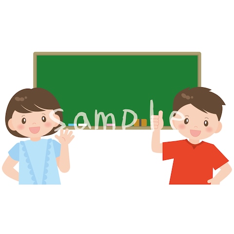 黒板の前でニッコリする子供達