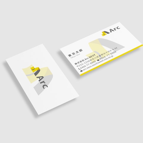 企業ロゴと名刺