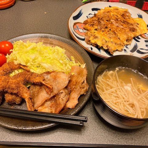 エビフライ揚げすぎた〜黒っ！豚でカロリー補給せんといけんね。