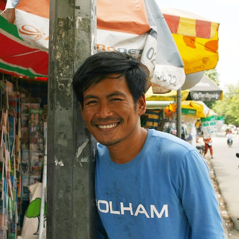 カンボジアの本屋の青年