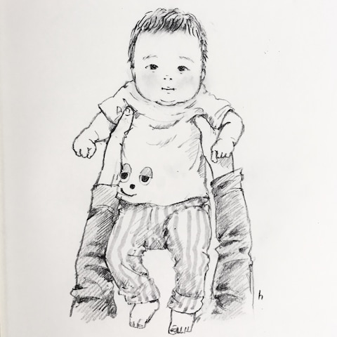 抱き上げた赤ちゃん