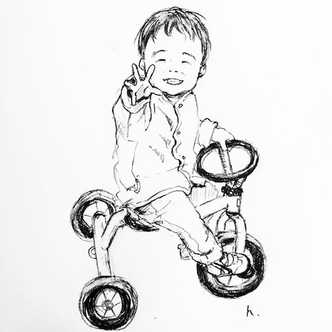 三輪車に乗る子供