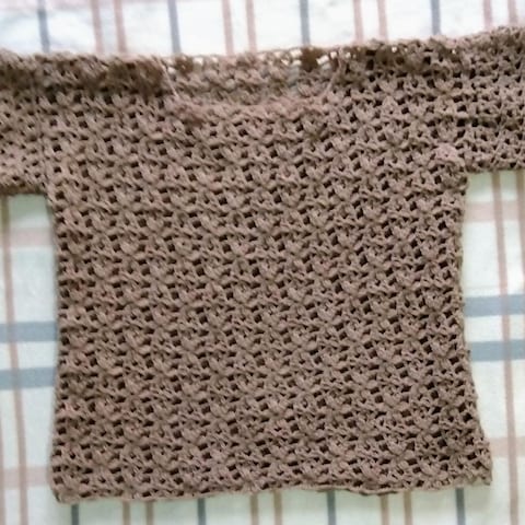 透かし編みのプルオーバー