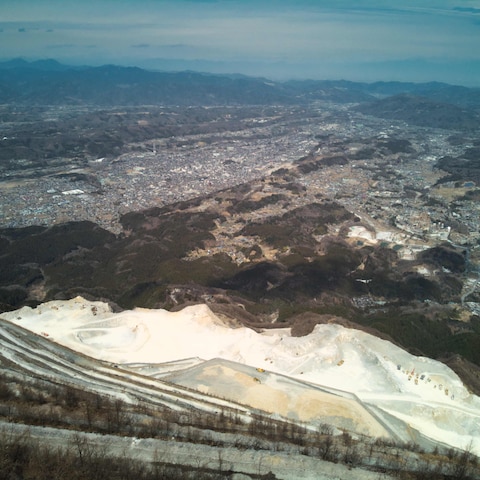 埼玉県　武甲山山頂からの石灰岩採石場と秩父市の眺め
