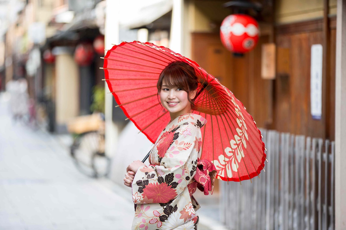 京都花見小路でポーズをとる着物姿の若い女性