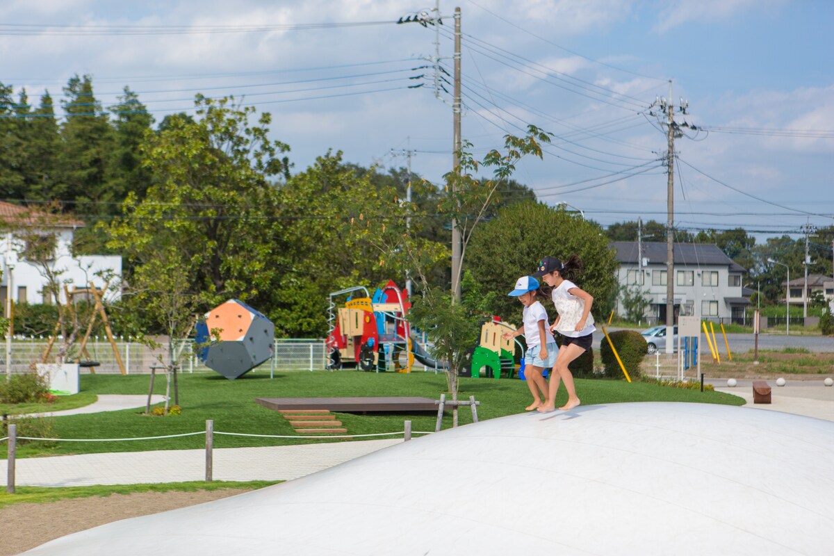 子どもが大好きなふわふわドームを取り入れた公園のリニューアル