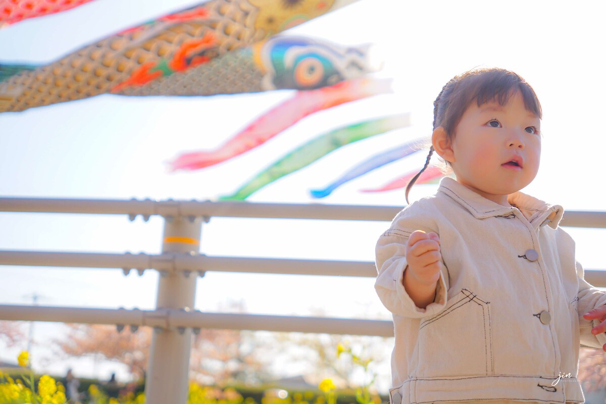 五月晴れと鯉のぼり。お子様の成長を祝う記念撮影