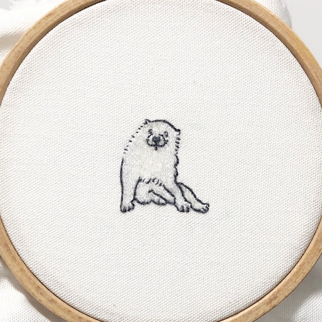白象黒牛図屏風の仔犬の刺繍