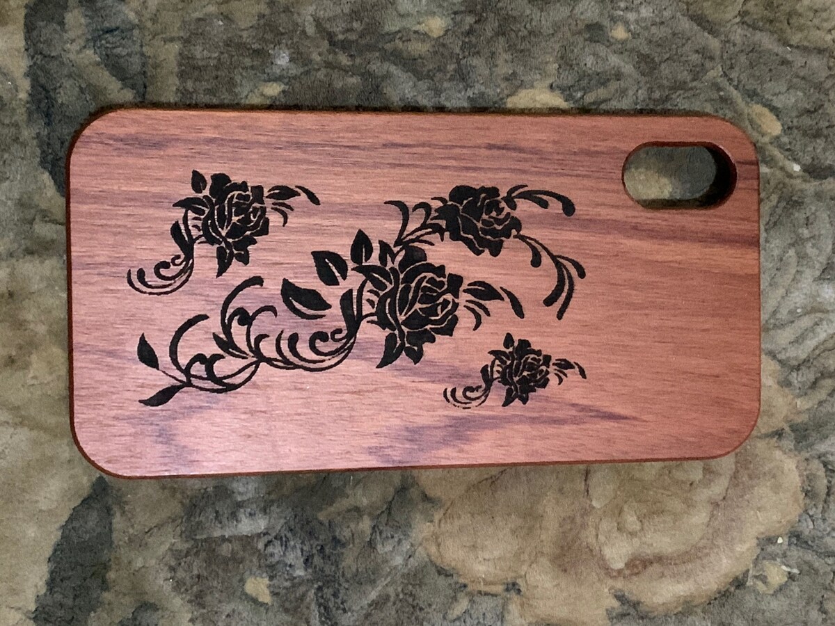 バラをモチーフにレーザー彫刻をしたiPhoneケース