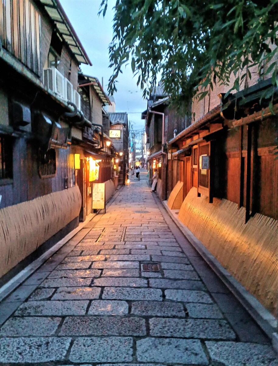 京都の美しい石畳の街並み