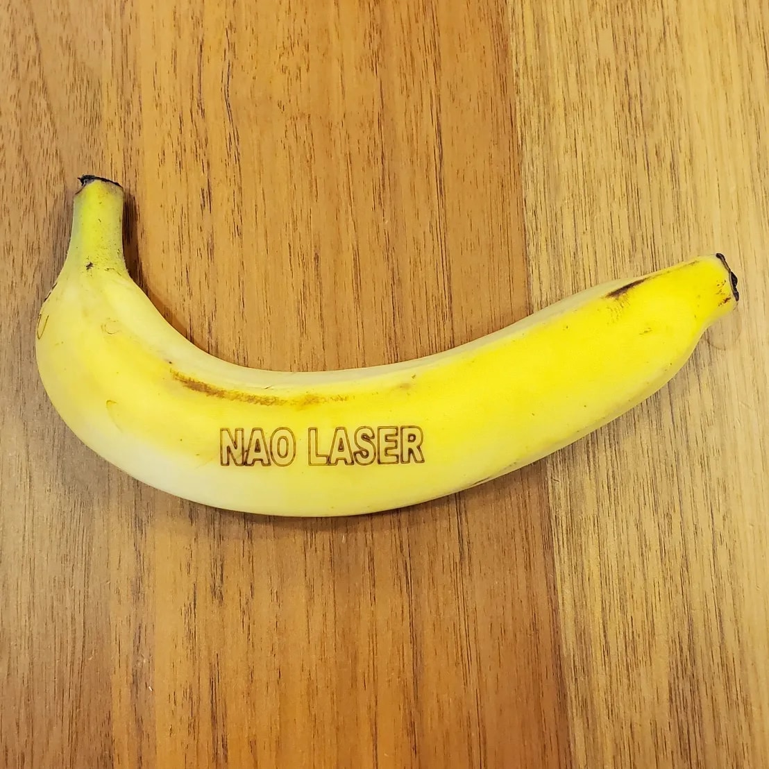レーザー彫刻でのバナナへのロゴ焼き付け