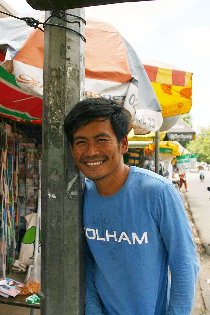 カンボジアの本屋の青年