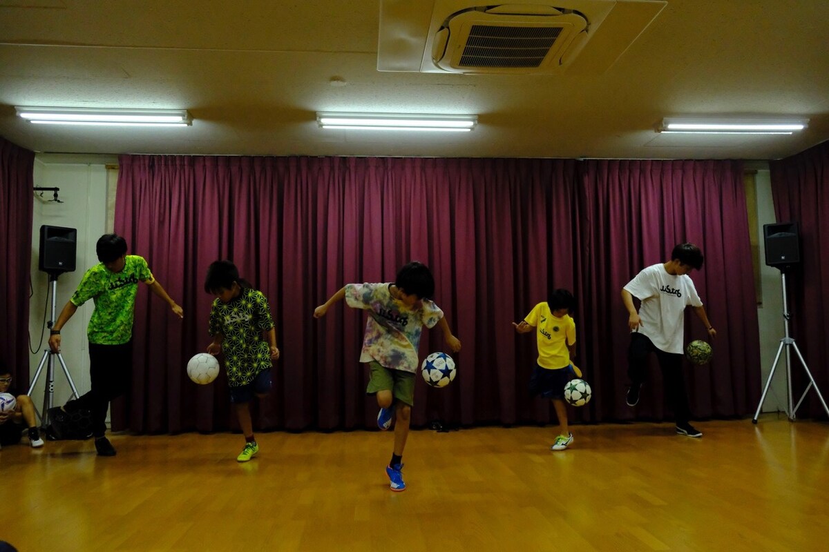 スクール生たちによるパフォーマンス