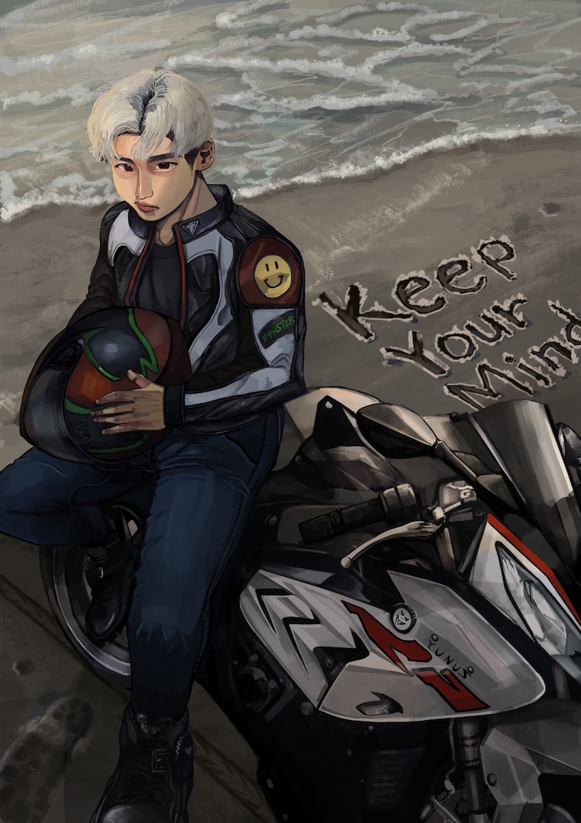 砂浜と青年とバイク