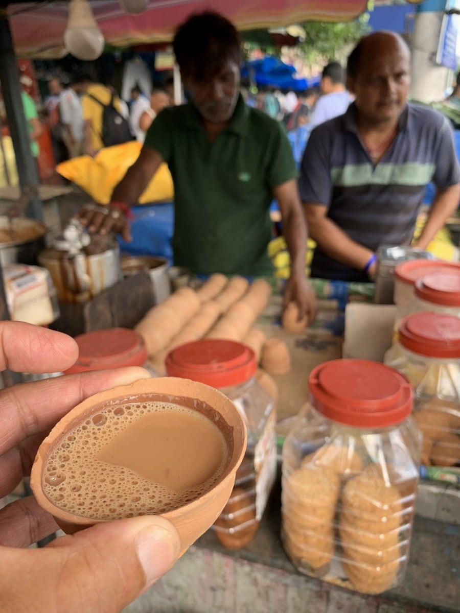 インド、素焼きカップでチャイを飲む