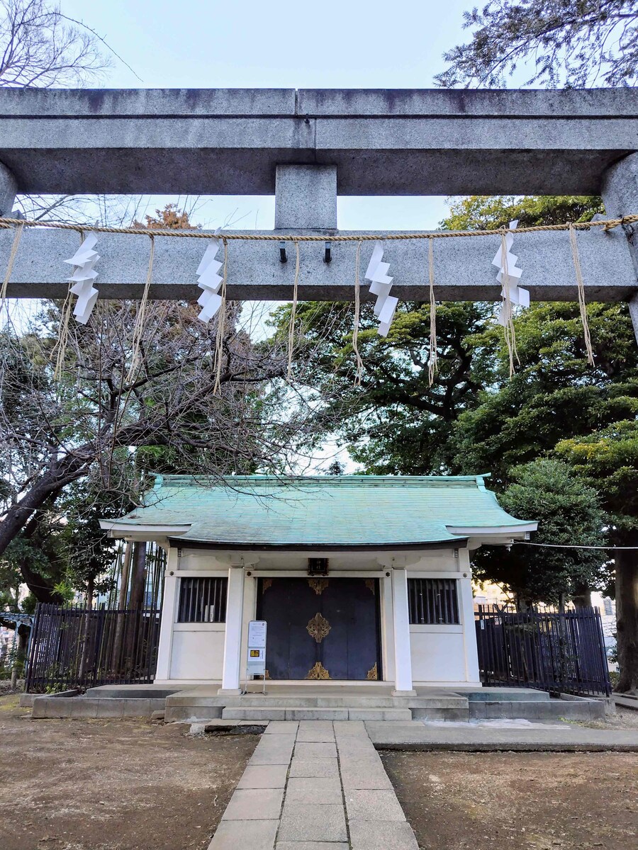 拝殿と鳥居